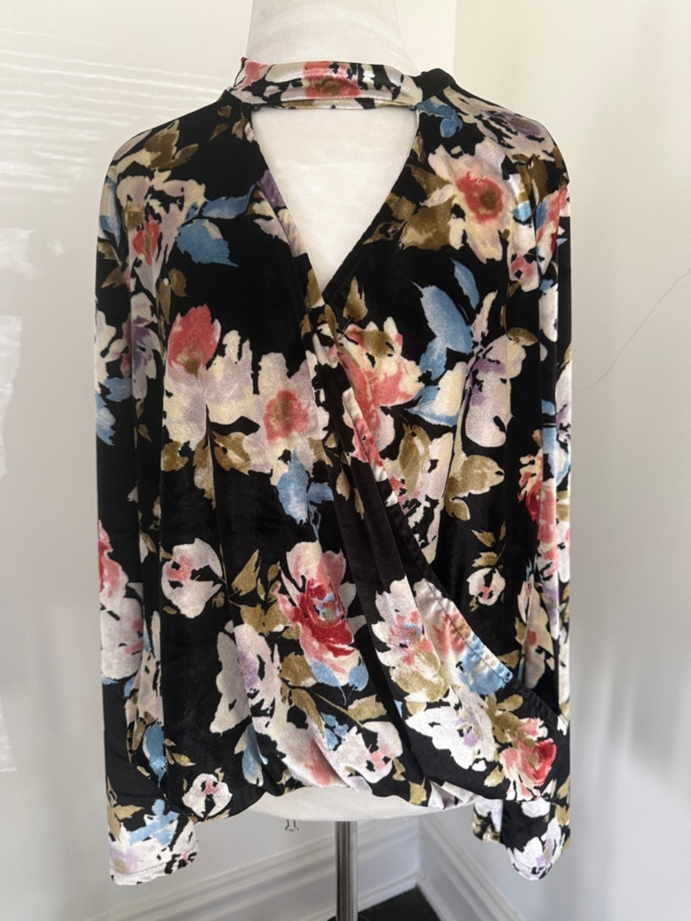 Vintage Havana Black Floral Velvet Wrap Choke Collar Long-Sleeve Top Mefium
